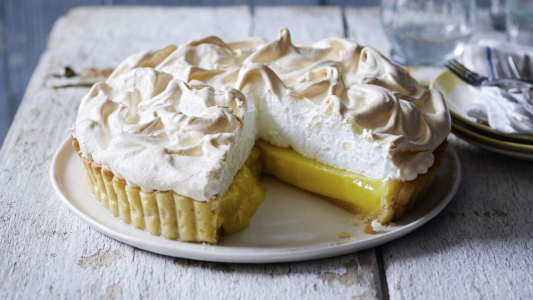 Lemon Meringue Pie with Crisp Meringue Topping
